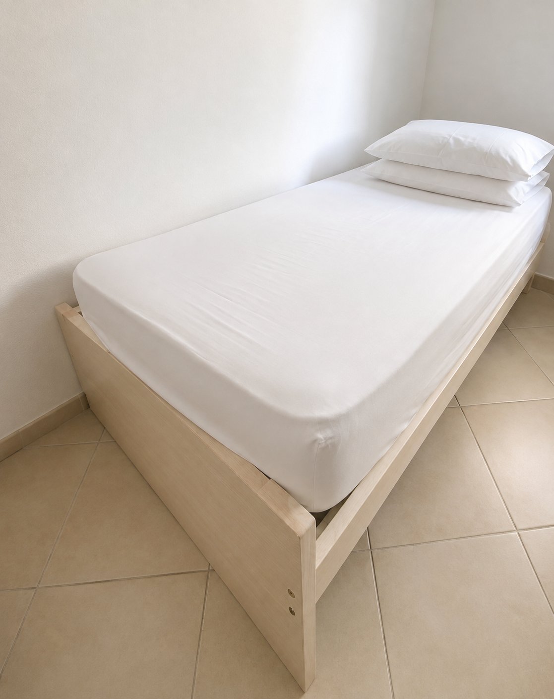 Single bed without mattress - like new